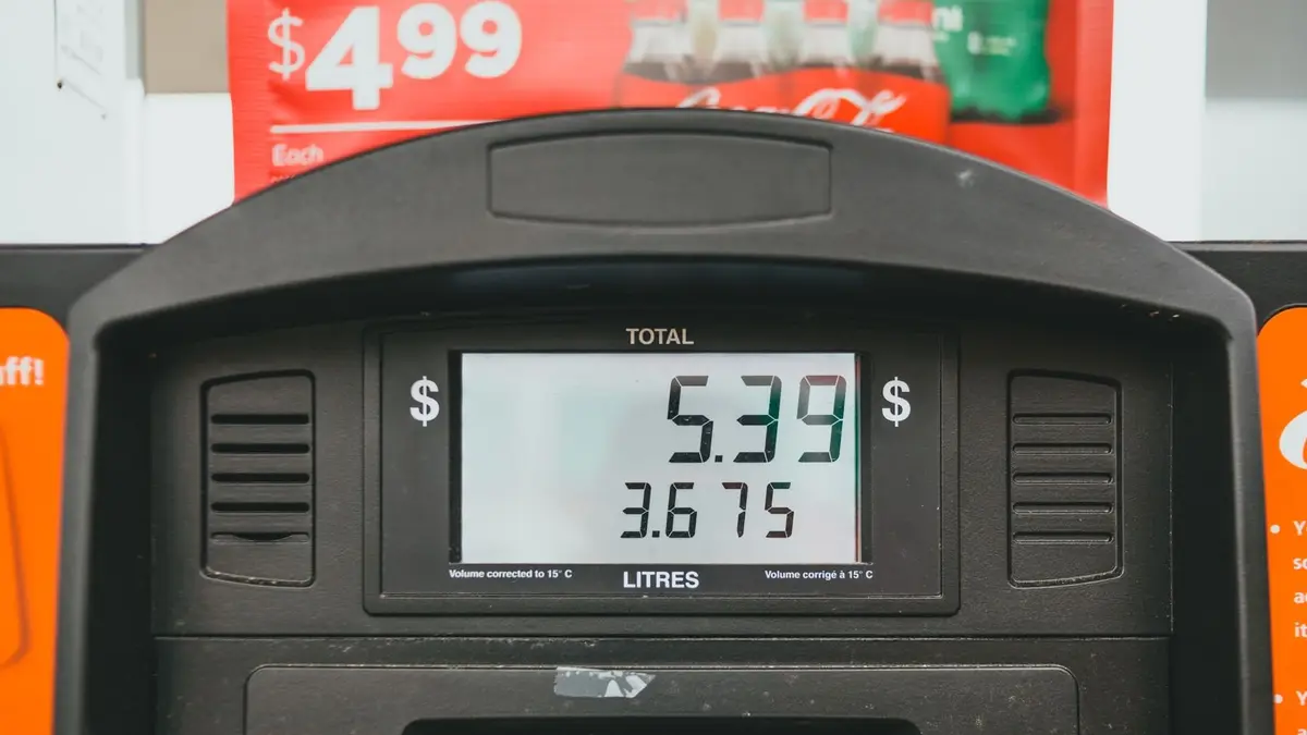 Tableau de conversion des litres imprimé à côté d’un verre doseur et d’une calculatrice